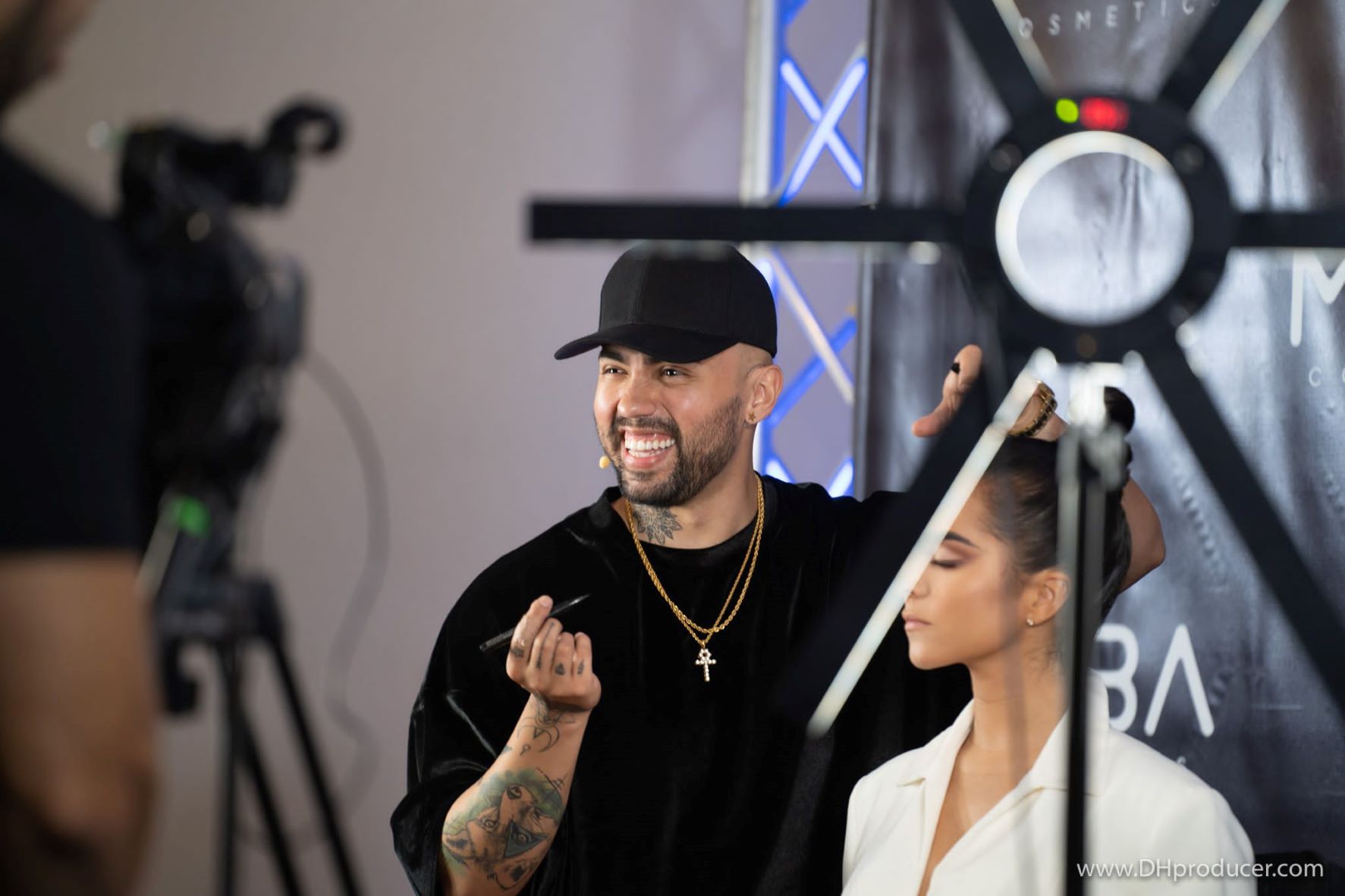 El director de maquillaje del Miss Universo llega a Venezuela por primera vez
