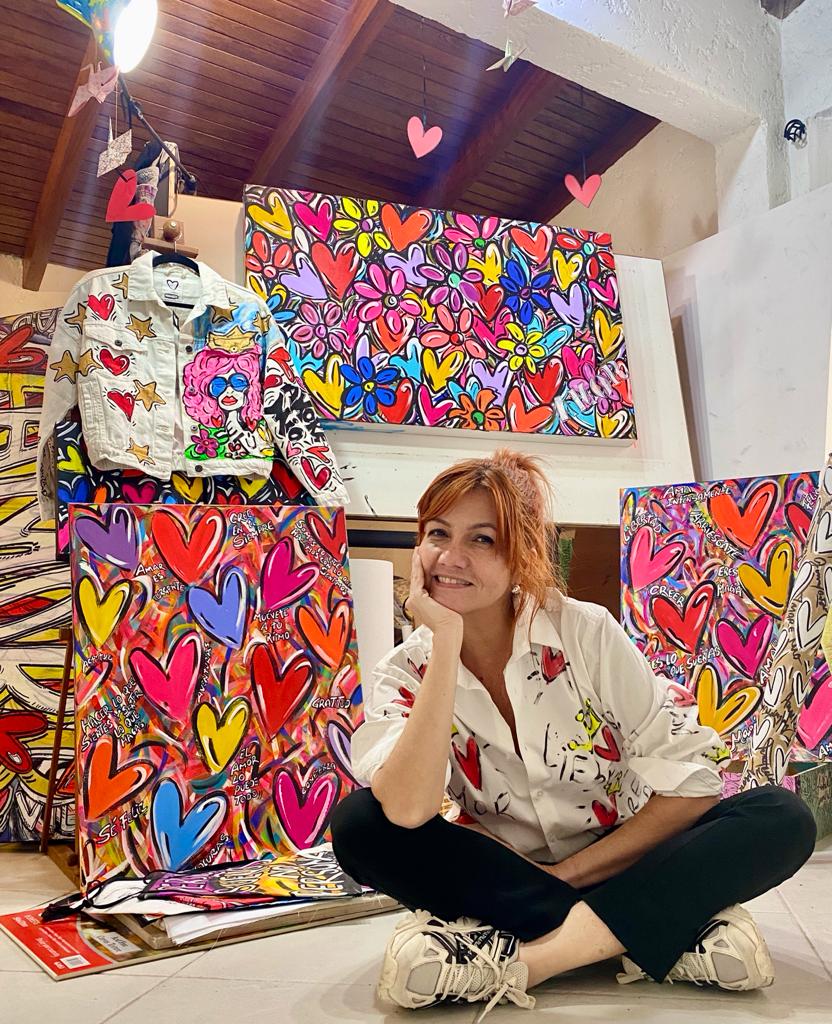 JENNY CALDERA A TRAVÉS DE SUS PINTURAS ENAMORA AL PÚBLICO
