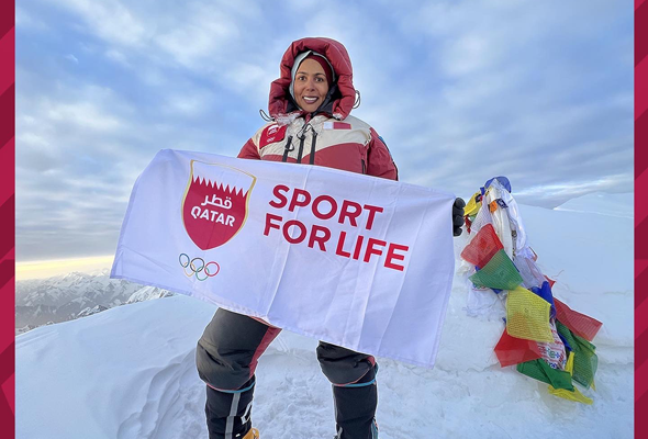 La alpinista qatarí Sheikha Asma escala la segunda cumbre más alta del mundo, el K2