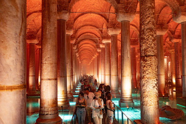 El inframundo acuático místico de imperios pasados reabre en Estambul
