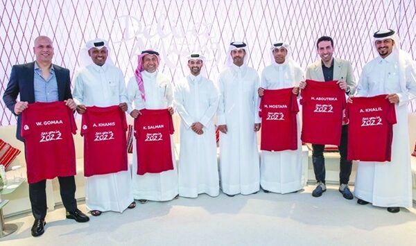 Leyendas del fútbol promueven a Qatar 2022