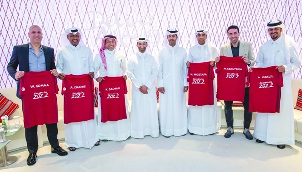 Leyendas del fútbol promueven a Qatar 2022
