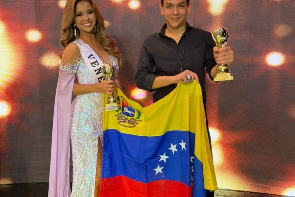 OSKAROVSKY BOYER RECIBE RECONOCIMIENTO A SU TRABAJO COMO MAQUILLISTA EN EL SALVADOR