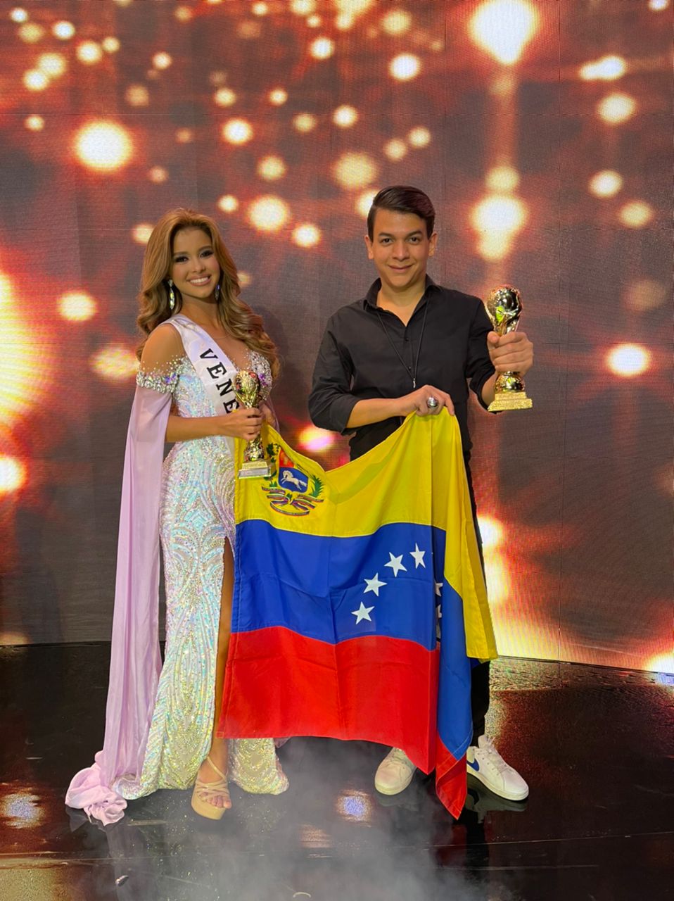 OSKAROVSKY BOYER RECIBE RECONOCIMIENTO A SU TRABAJO COMO MAQUILLISTA EN EL SALVADOR