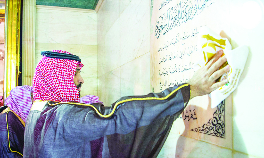 El príncipe heredero saudí lava la Sagrada Kaaba