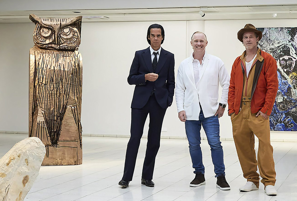 Brad Pitt presenta sus esculturas en una primera muestra de arte