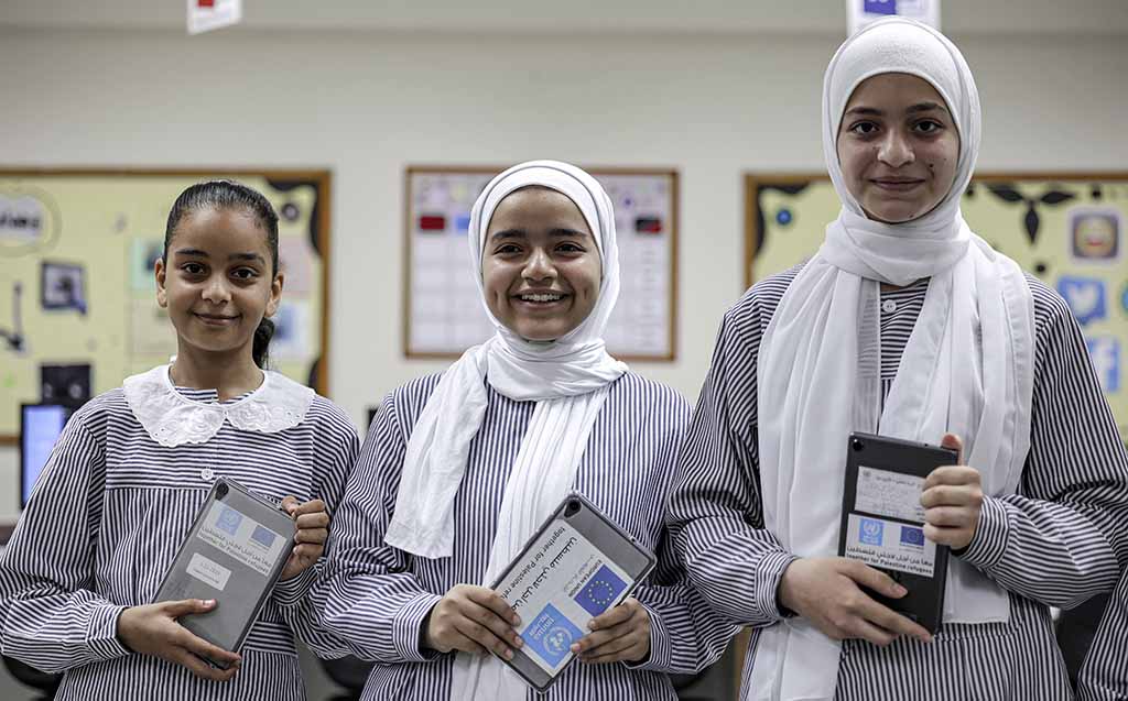 ONU entrega tabletas a niños de Gaza para conectarse con el mundo