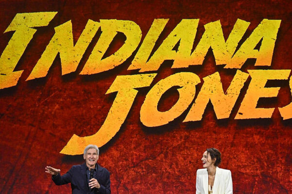 Aplausos de pie cuando Harrison Ford presenta el nuevo ‘Indiana Jones’ en la exposición de Disney