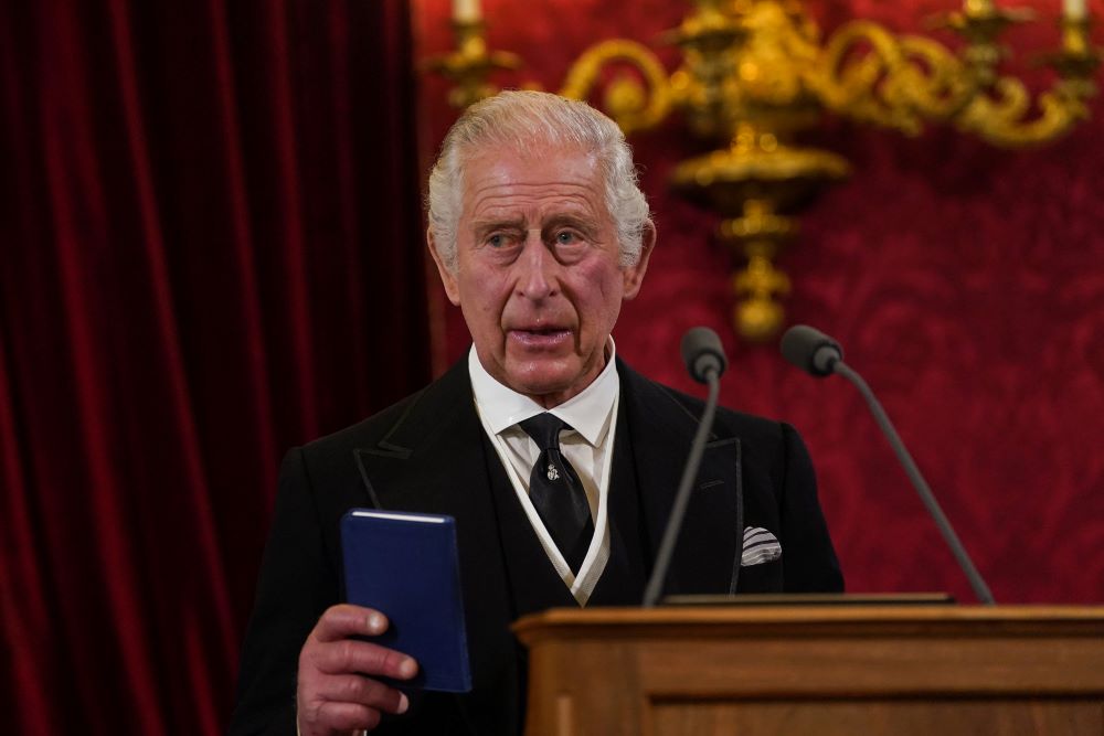 Carlos III proclamado rey.Promete seguir a la reina inspiradora