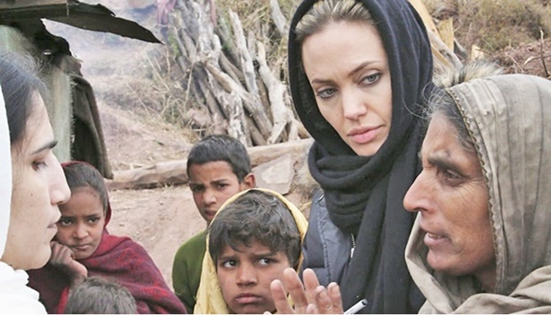 Angelina Jolie visita a víctimas de inundaciones en Pakistán y pide ayuda