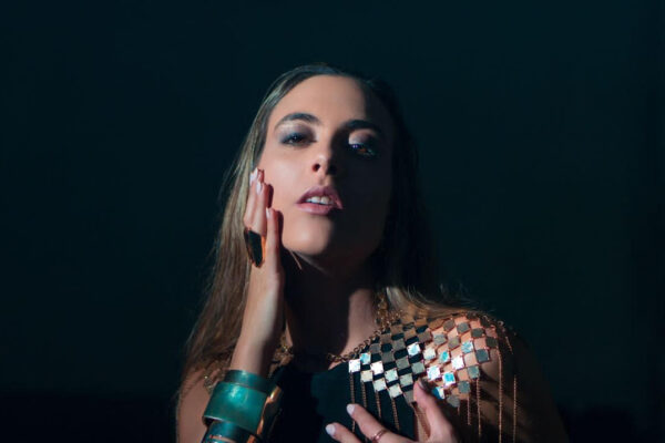 KATHERINE COLL ESTRENA “BAILA