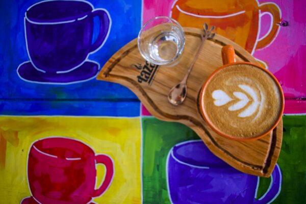 La Taza de Los Palos Grandes presenta sus nuevas mesas y bellas mesas llenas de arte