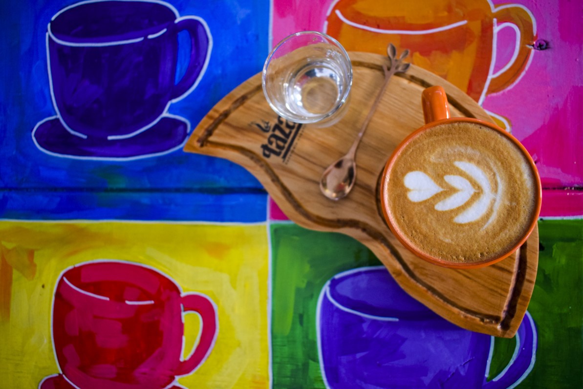 La Taza de Los Palos Grandes presenta sus nuevas mesas y bellas mesas llenas de arte