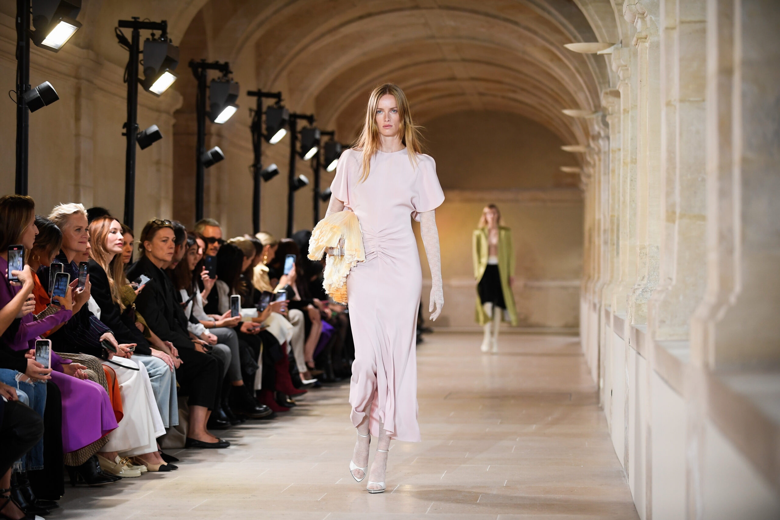 Victoria Beckham hace un debut repleto de estrellas en París