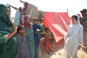 Malala visita a las mujeres en los campamentos de inundaciones de Pakistán