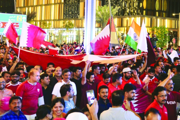 Multitudes animan al equipo de Qatar en Lusail Boulevard