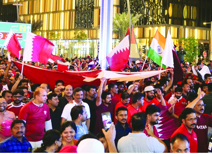 Multitudes animan al equipo de Qatar en Lusail Boulevard