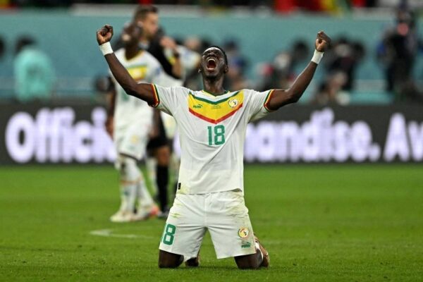 Senegal juega desviado para eludir el mediocampo de Ecuador en la victoria 2-1