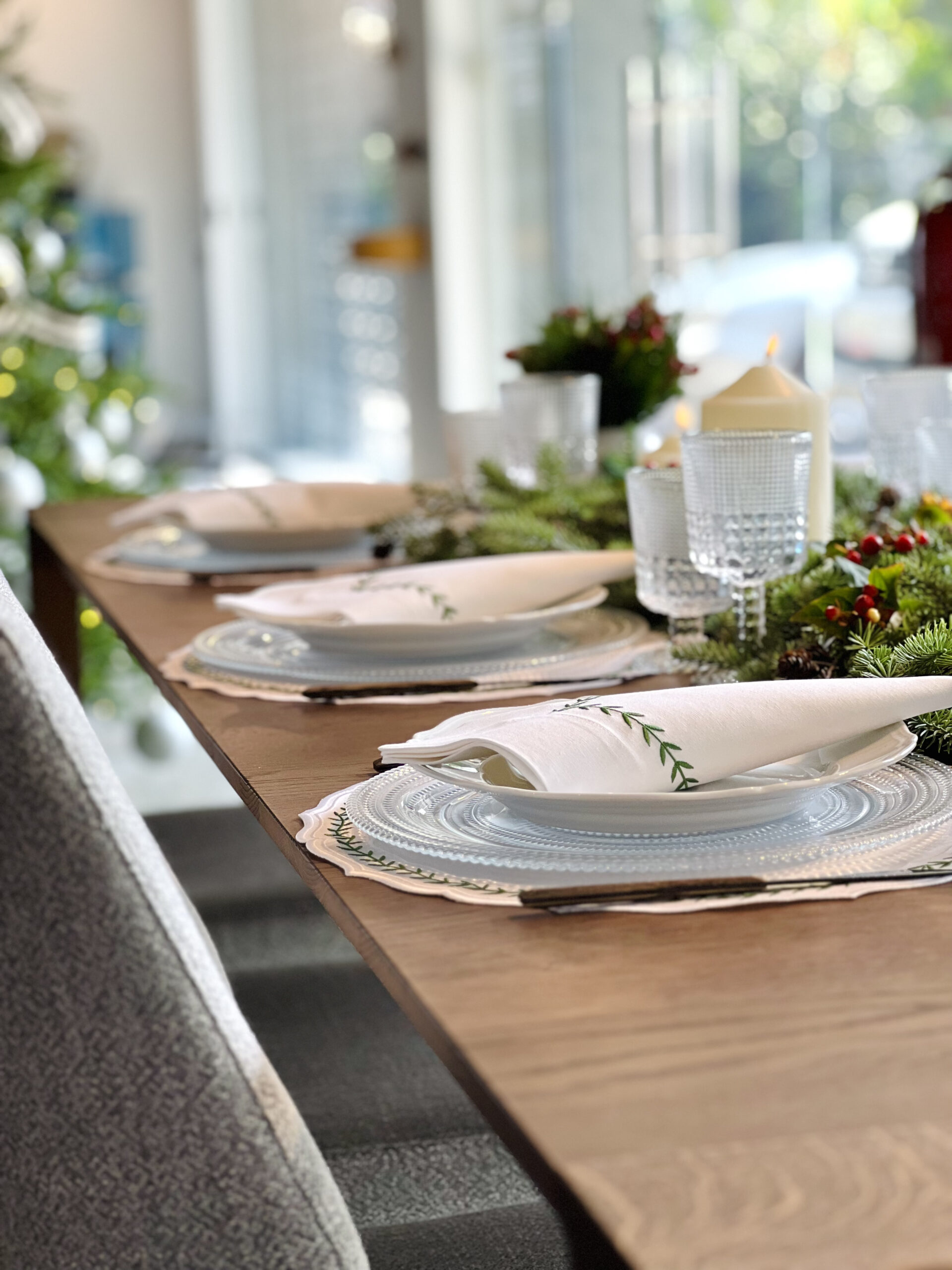 El disfrute de decorar la mesa de Navidad con Design HOF y Peridot Linens trasciende en diseño e inspiración.