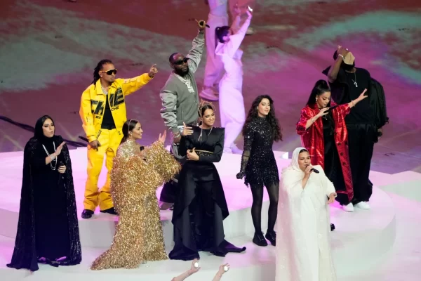 Luz, arte, poesía, música y fuegos artificiales: Qatar organiza una bella ceremonia de clausura de la Copa del Mundo