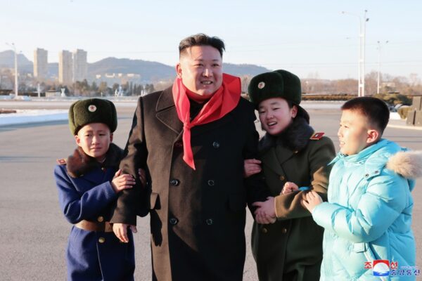 Estimado compañero Kim Jong Un se retrata con delegados al IX Congreso de ONC