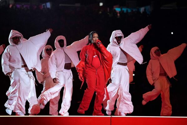 Rihanna interpreta éxitos en el Super Bowl, con un invitado muy especial