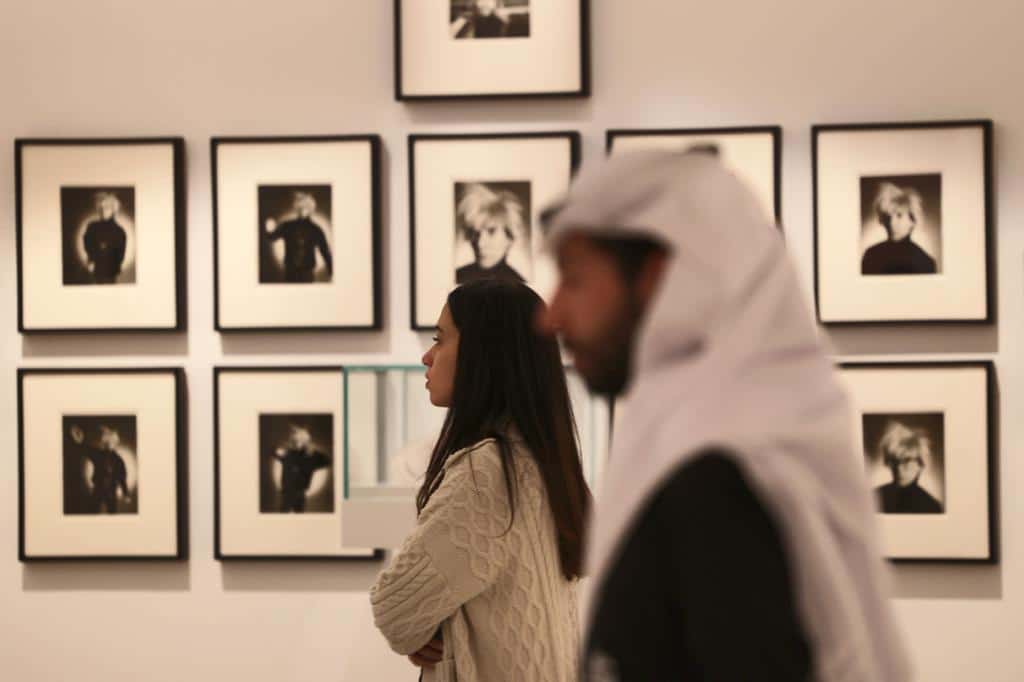 Warhol en el desierto: aparece un ícono de arte extravagante en Arabia Saudita