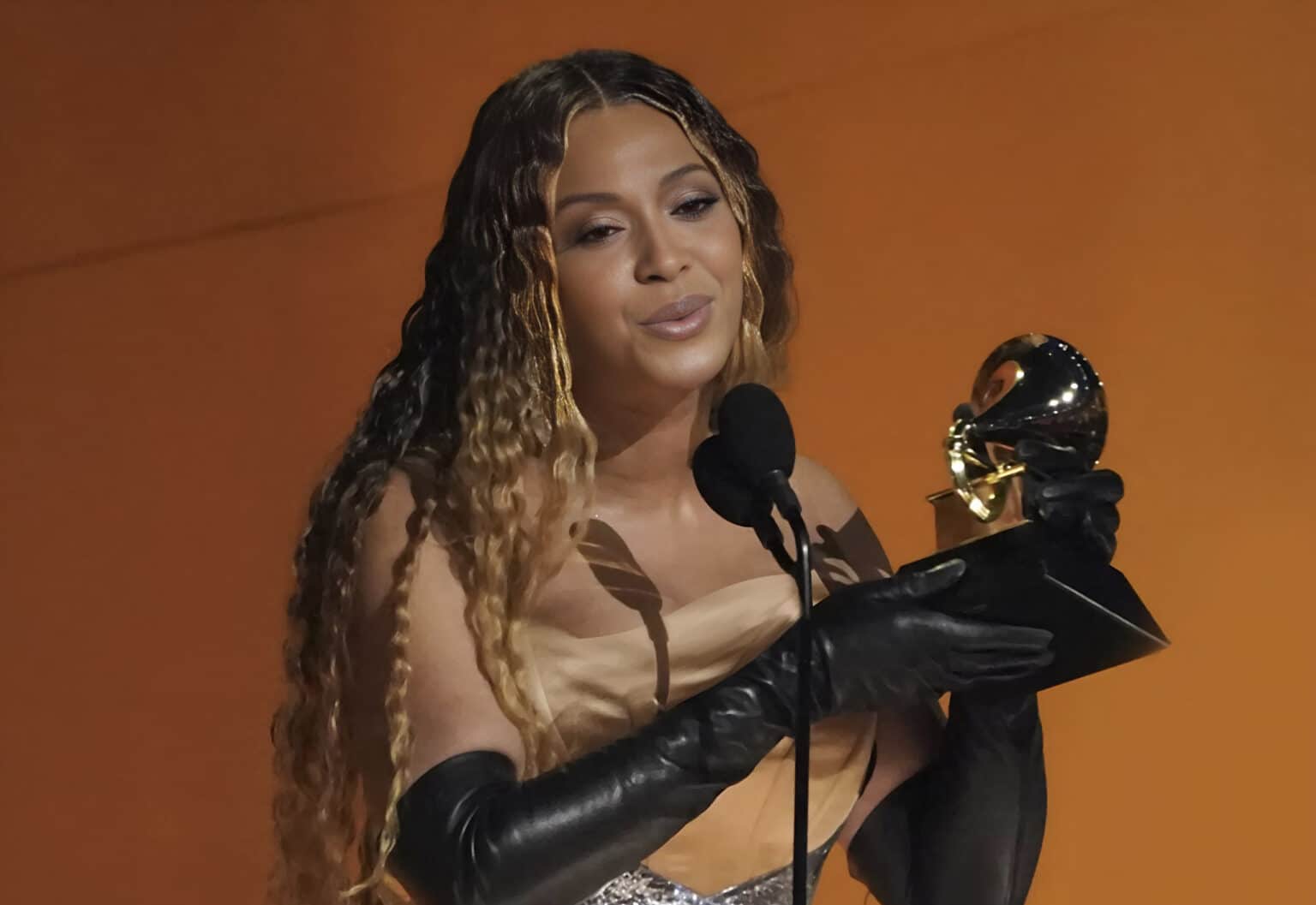 Beyoncé rompe récord de todos los tiempos en los Grammy, Styles gana como mejor álbum