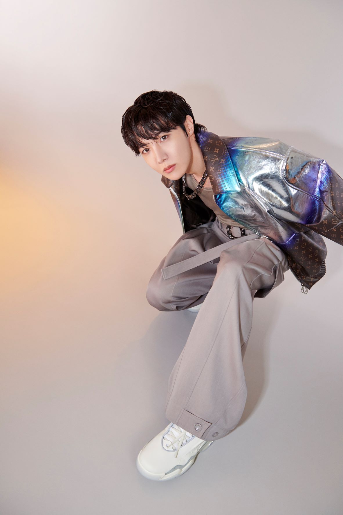 J-HOPE SE UNE A LOUIS VUITTON COMO EMBAJADOR DE LA CASA