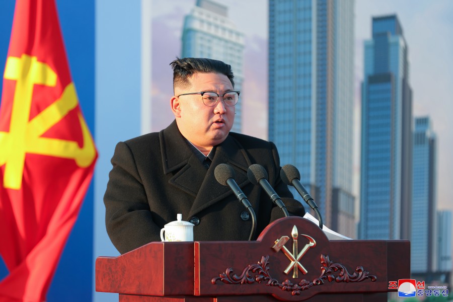 Estimado compañero Kim Jong Un pronuncia un discurso en ceremonia de inicio de construcción de nueva avenida en zona de Sopho