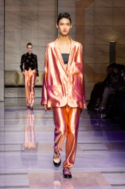 Giorgio Armani ofrece diseños de invierno suaves y fluídos en la Semana de la Moda de Milán
