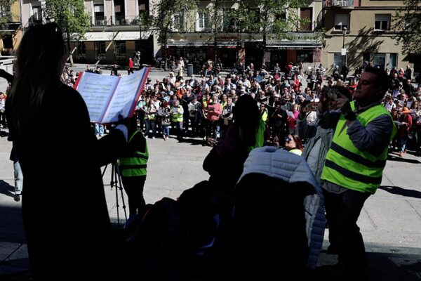 Miles cantan por la paz en Ucrania, devastada por la guerra