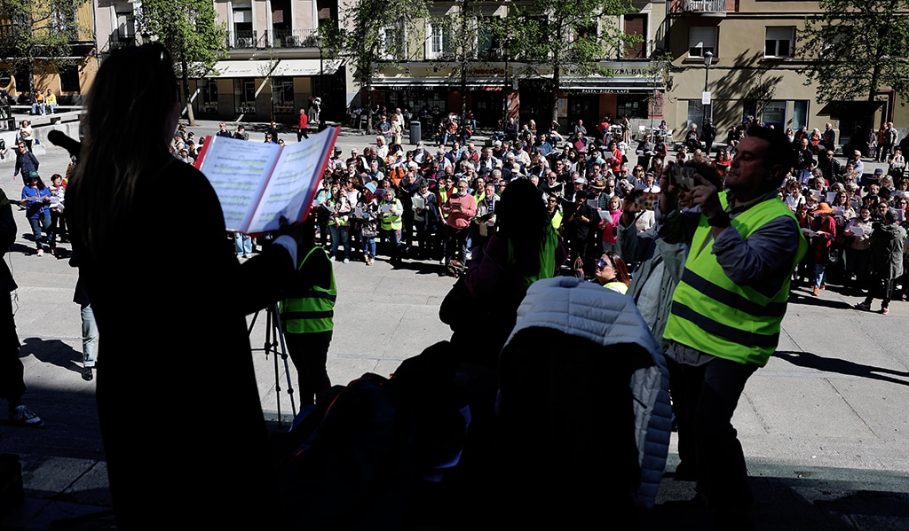 Miles cantan por la paz en Ucrania, devastada por la guerra