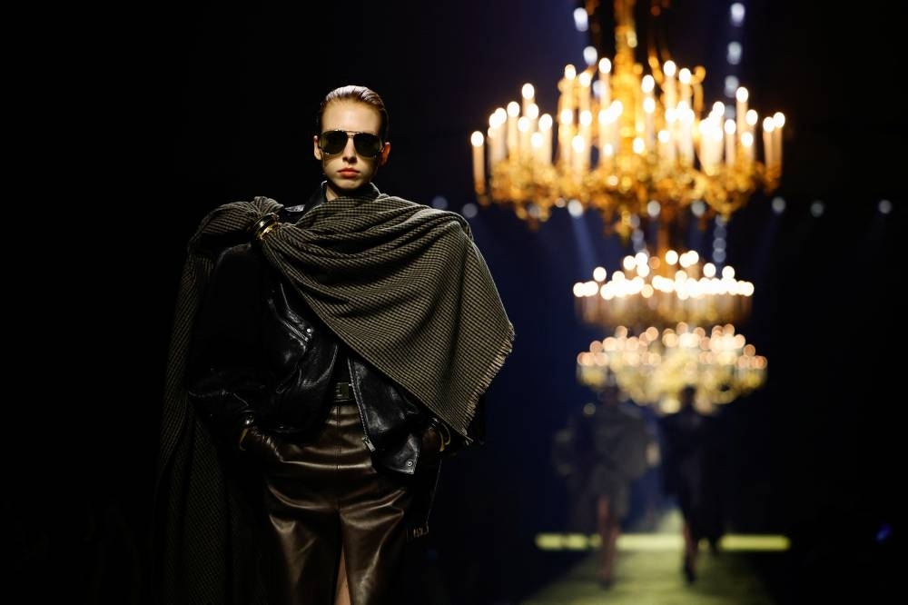 Saint Laurent llega a la pasarela de París con un glamour de hombros anchos