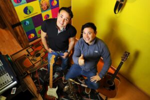 Víctor y Pablo Escalona llenan las redes de música y educación