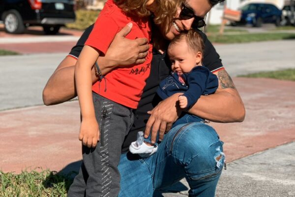 Juan Miguel le canta a los niños con “For my kids”