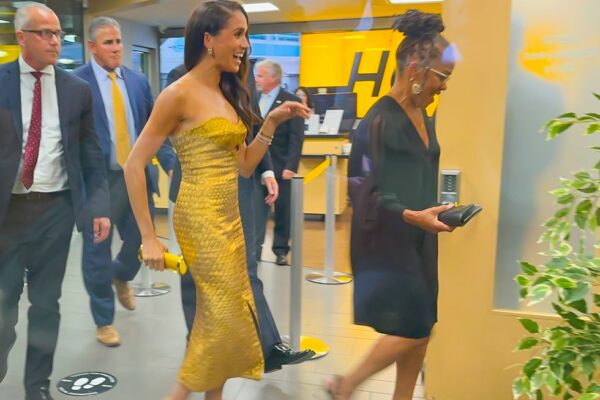 MEGHAN MARKLE CON CLUTCH CH CAROLINA HERRERA