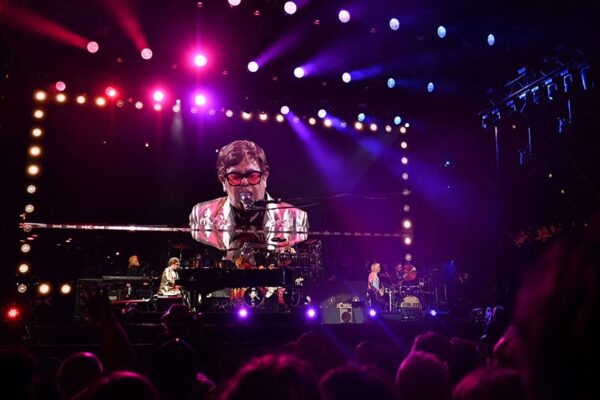 Un emocionado Elton John cierra el festival de Glastonbury