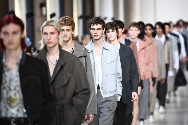 Piel a la vista en la semana de la moda masculina de París