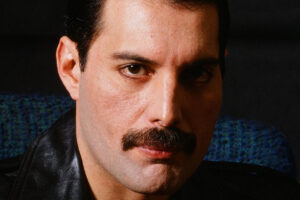Se revela borrador de letra de Freddie Mercury para éxitos de Queen