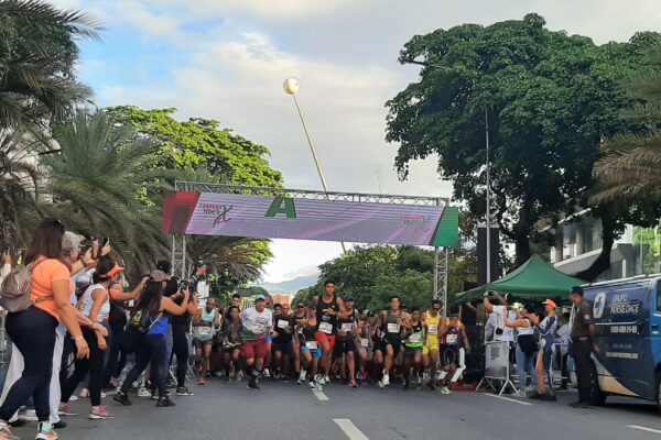 Jesús Freites y Génesis Ruiz triunfan en la segunda edición  de la carrera Farma 10K