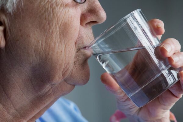 Adultos mayores deben mantenerse hidratados para preservar su salud
