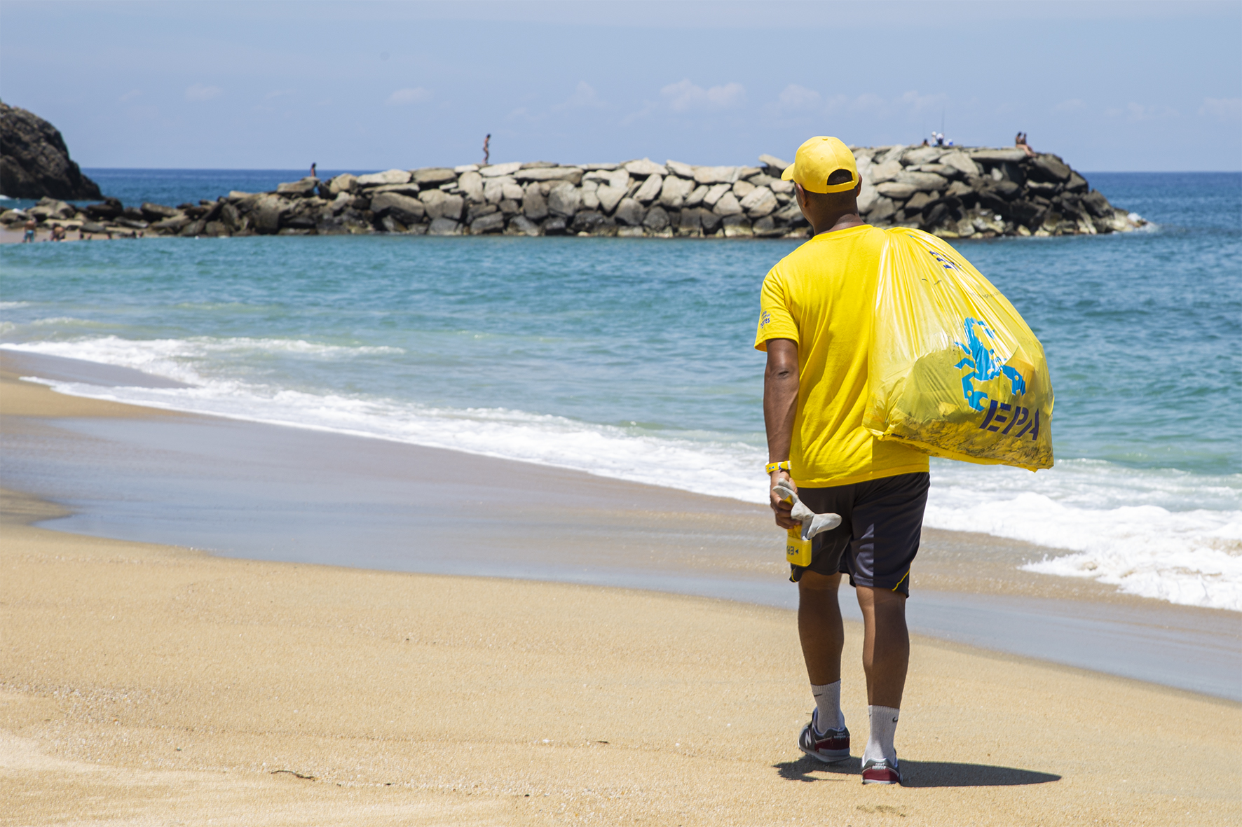 Previo al Día Mundial de las Playas, Clientes de EPA apoyan a Fudena a través de Ayudar Es Sencillo