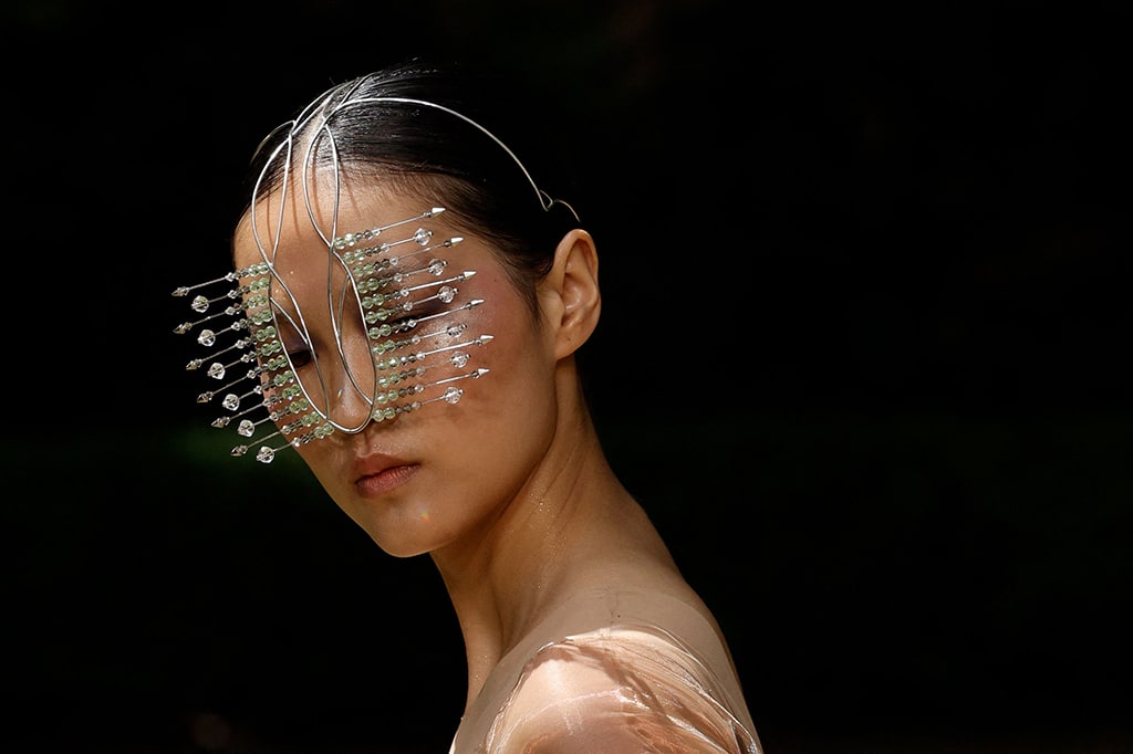 La semana de la Alta Costura de París destrona a los disturbios con arte y opulencia