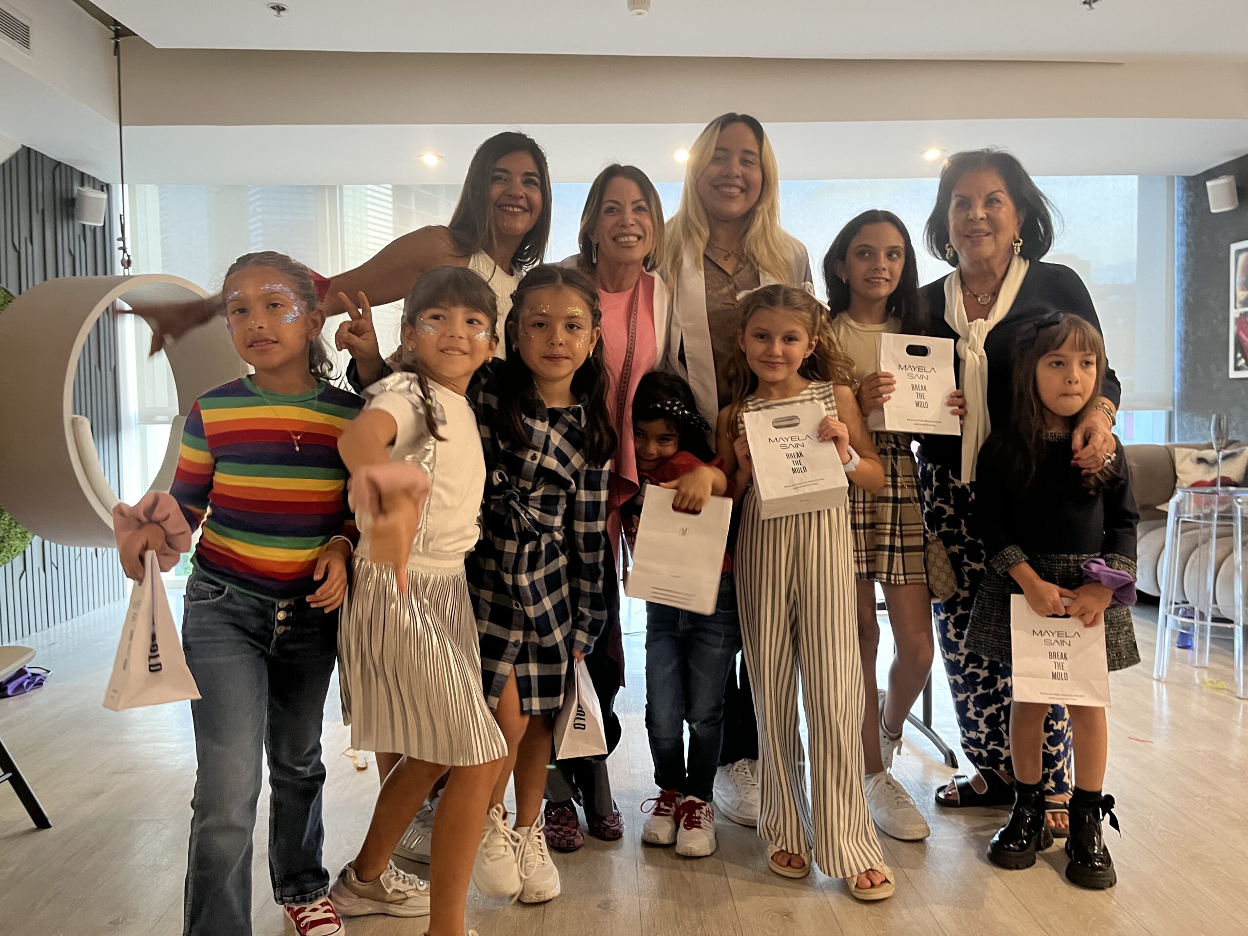 MAYELA SAIN OFRECE UN BELLO TALLER DE CORTE Y COSTURA PARA NIÑA