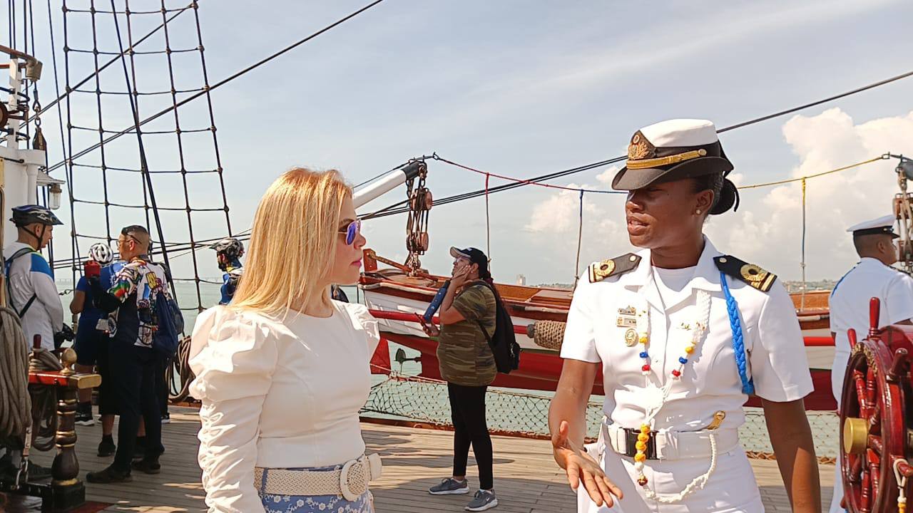 Lucy Amado visita el Buque Escuela Simón Bolívar