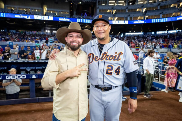 Miguelito Díaz marca un hito en la historia de la música llanera al interpretarla por primera vez en un estadio de la MLB