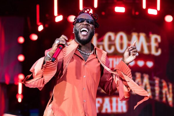 Burna Boy rompe el récord del Reino Unido al encabezar la lista de álbumes