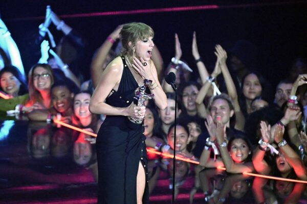 Taylor Swift empata el récord de más victorias en los VMA en una noche