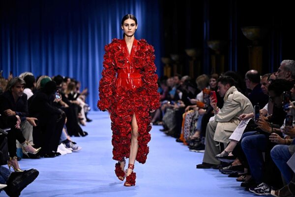 Balmain se recupera con estilo brillante y florido del robo en París